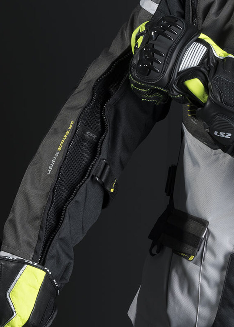 Long zipper vent at sleeve