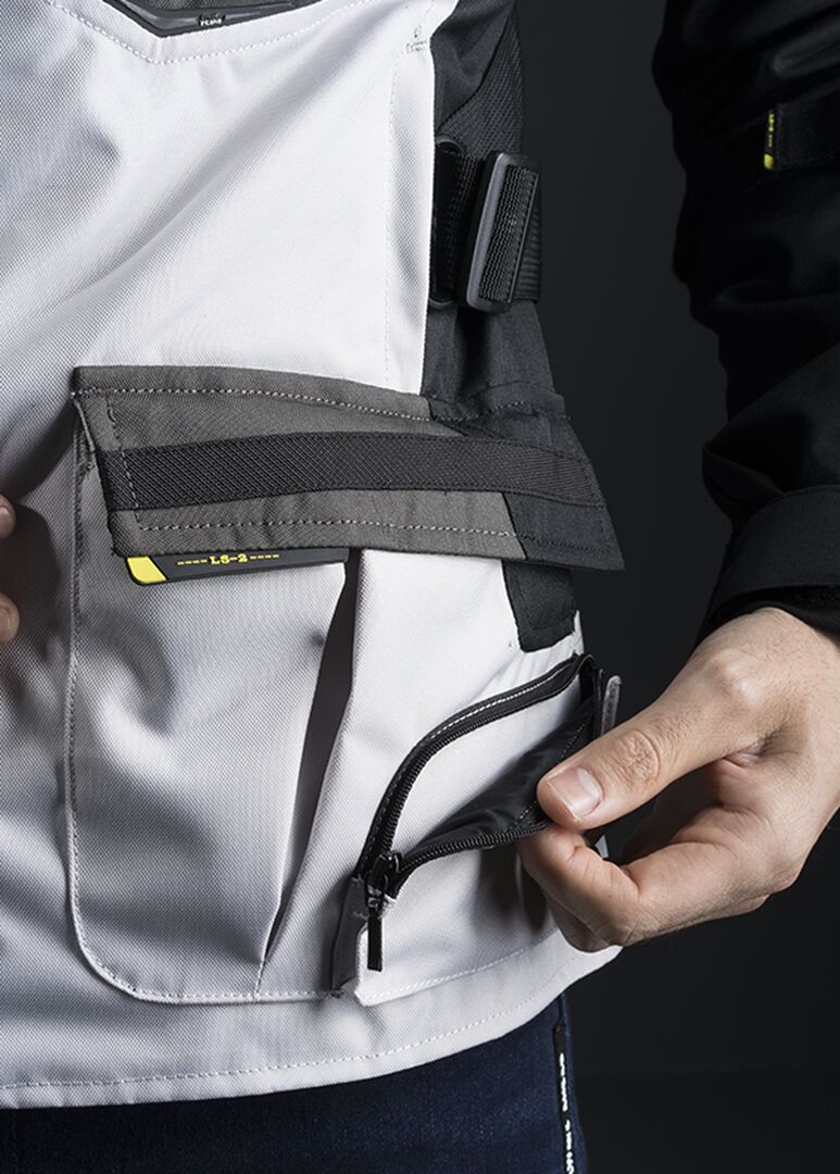 Cargo pocket at front